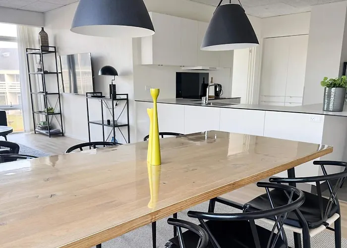 8 Person In Apartament