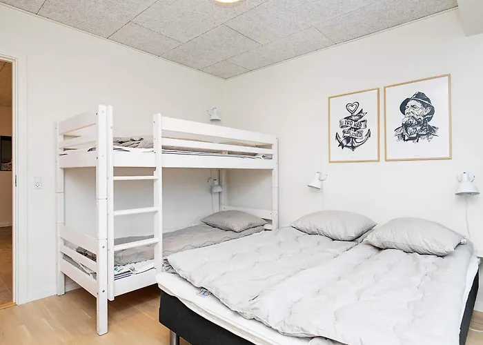 8 Person In Apartament