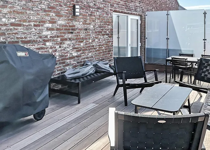 8 Person In Apartament