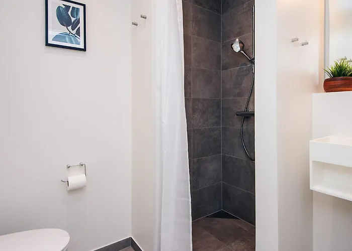 8 Person In Apartament *