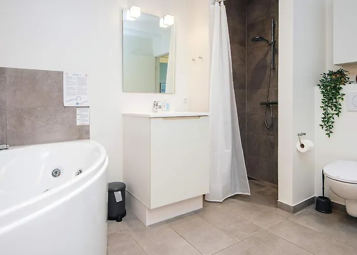 8 Person In Apartament *