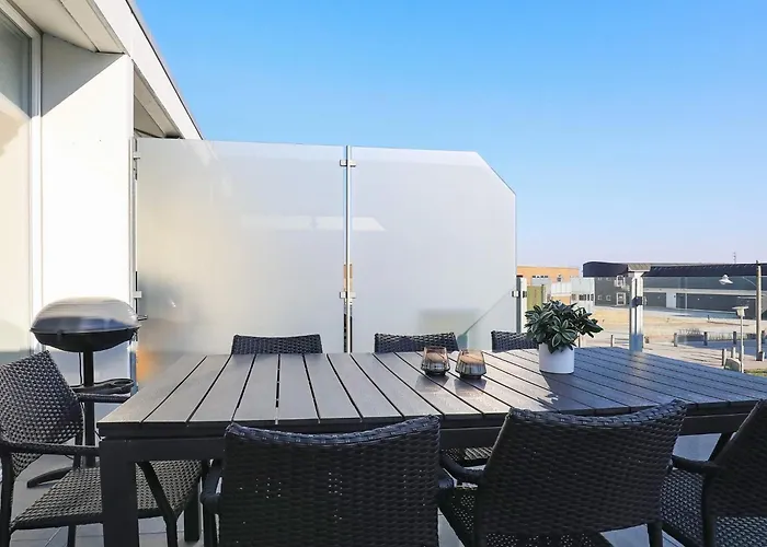 8 Person In Apartament