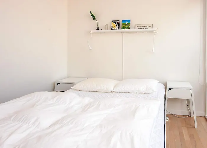 8 Person In Apartament