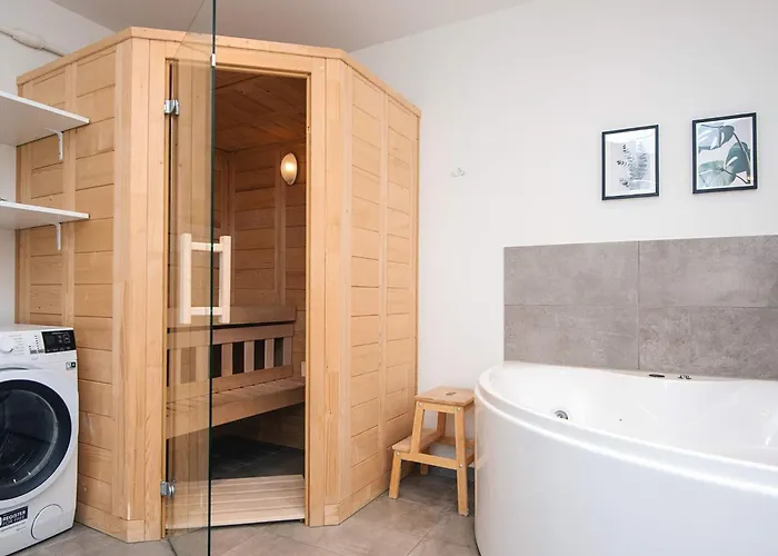 8 Person In Apartament