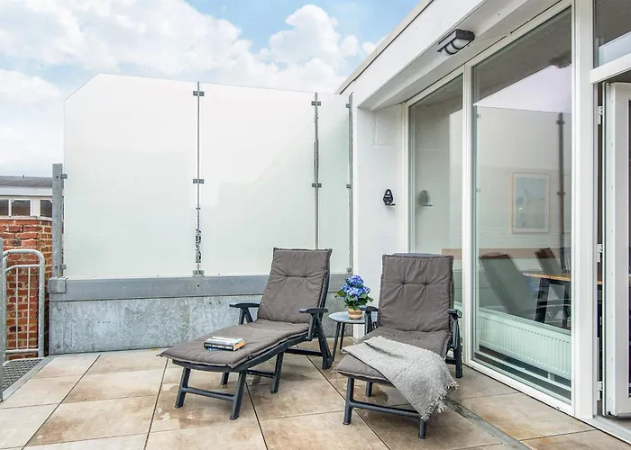 8 Person In Apartament