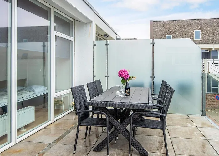 8 Person In Apartament